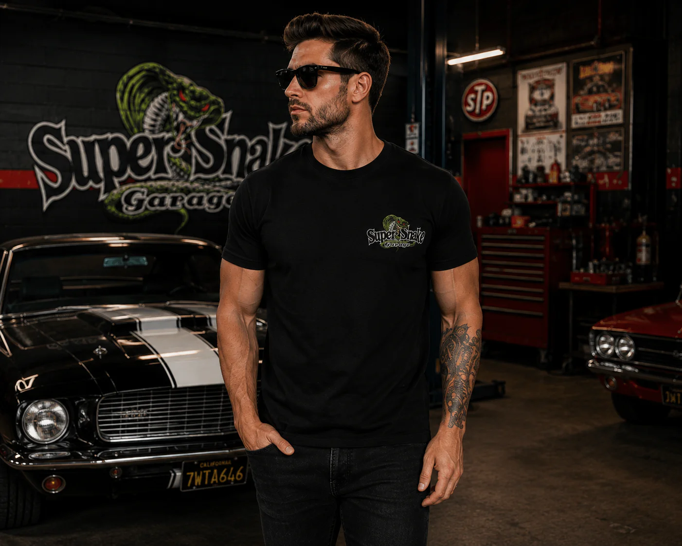 a microwave cooks faster, but a barbecue tastes better (titolo) T-shirt muscle car nera Super Snake Garage Shop